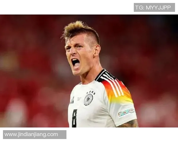 克罗斯在足球世界中的崛起与影响力分析：从天才少年到中场大师的成长之路